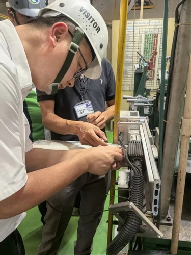 Equipe técnica-de laser da MRJ visita fábrica na Indonésia para-serviço no lo...