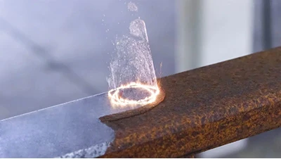 O tamanho da menor máquina de limpeza a laser de 200 W na Shenzhen Optical Expo