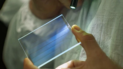 Usando lasers ultrarrápidos para armazenar músicas em vidro por 10000 anos?