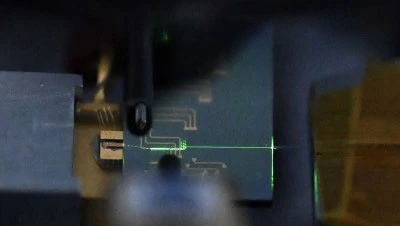 Avanço! Cientistas integram bloqueio de modo a laser de alto desempenho em ch...